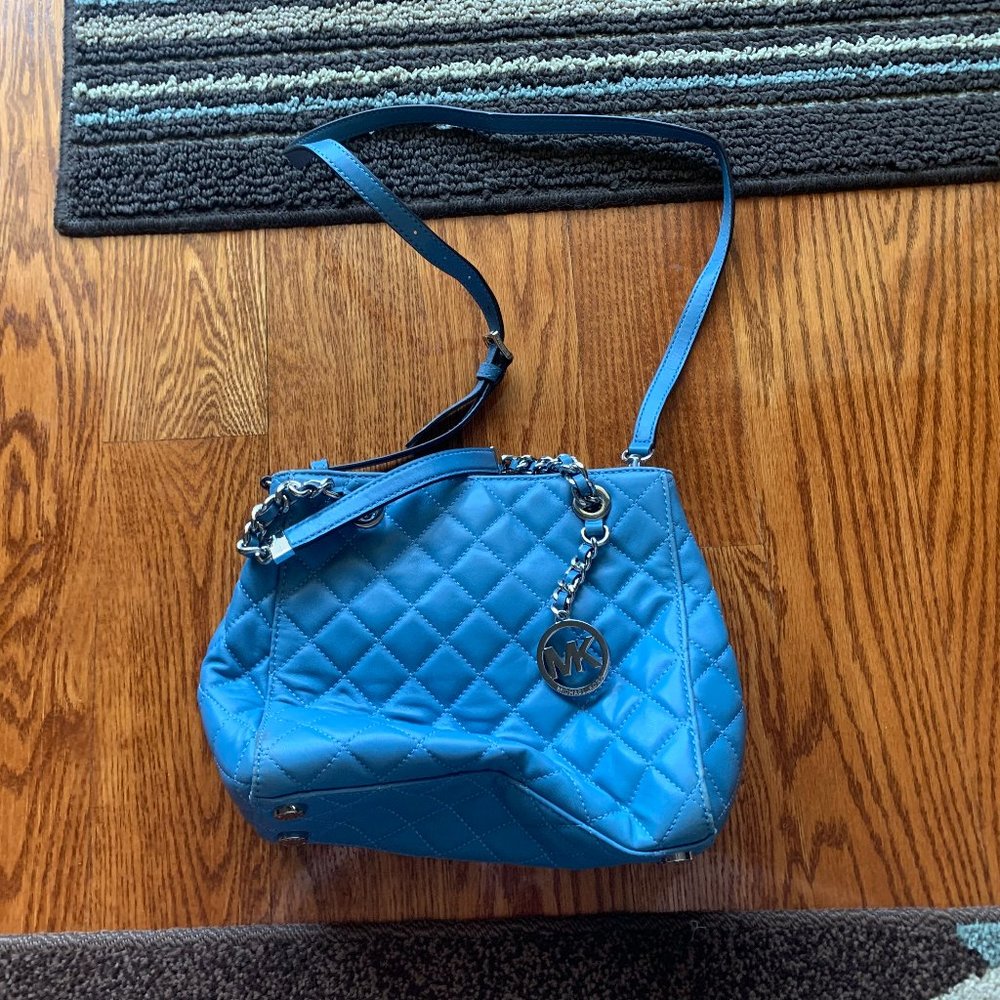 Micheal Kors blue handbag/crossbody small